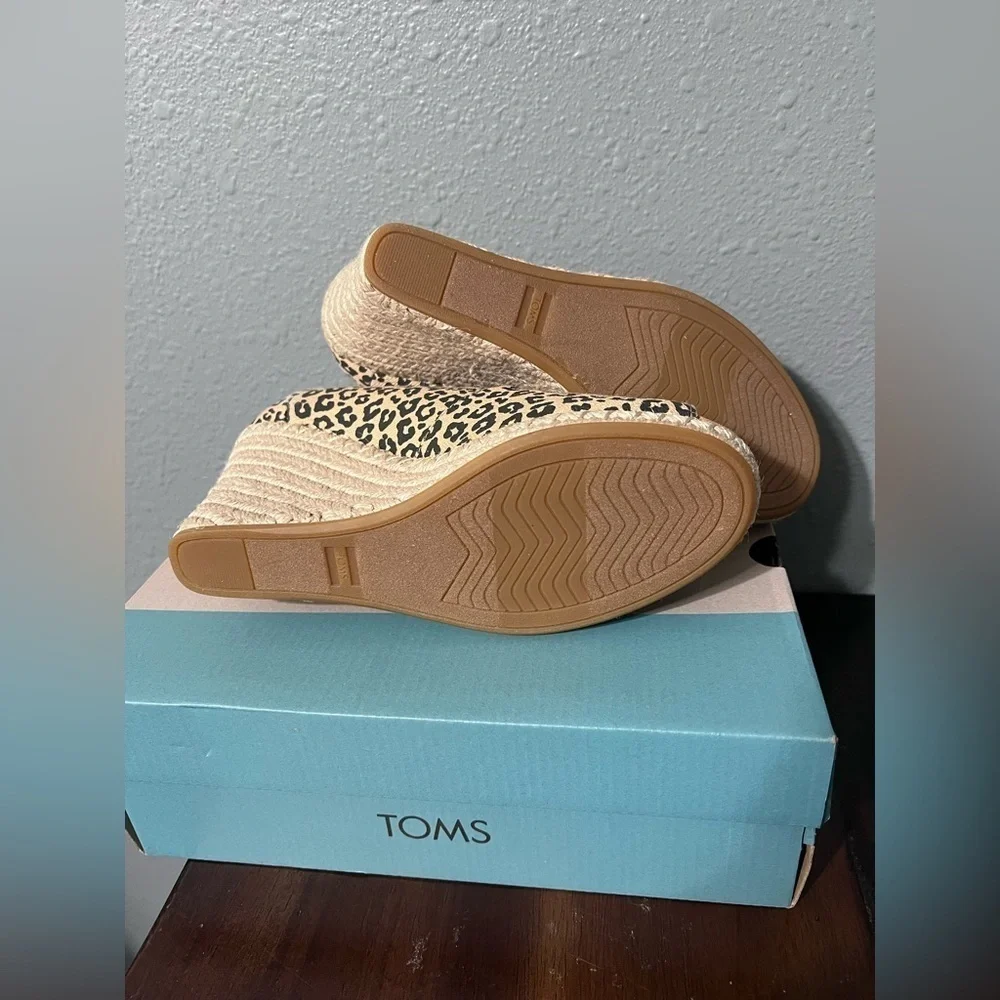 NIB TOMS Leopard Espadrille Peep Toe Wedges Women’s Sz 7 US NEW In BOX 3.5 Heel